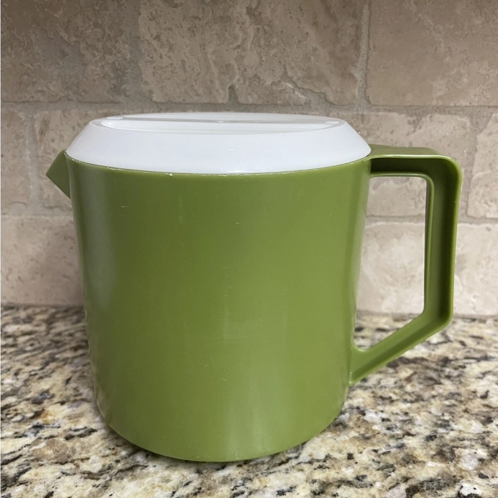Vintage Avocado Rubbermaid Pitcher 1.5 qt cl